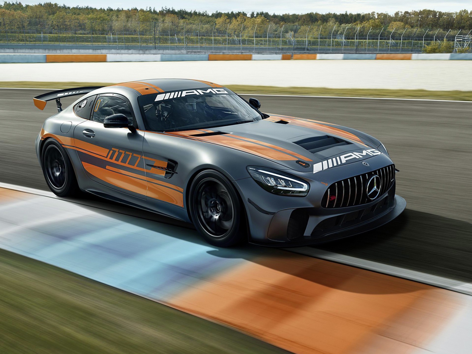 Автомобиль Mercedes-AMG GT4 2020 года на гоночной трассе