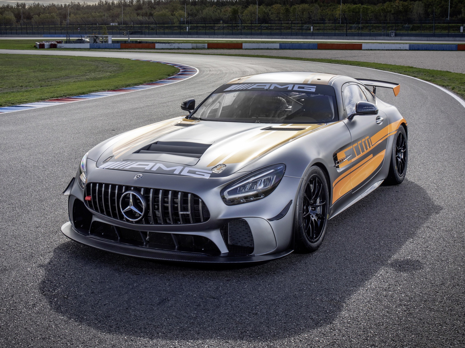 Гоночный автомобиль Mercedes-AMG GT4 2020 года на трассе 