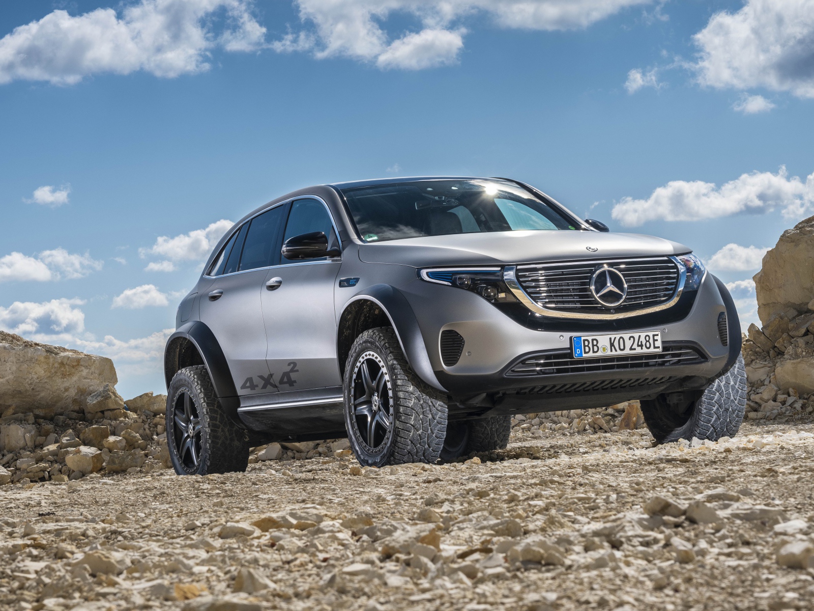 Серебристый внедорожник Mercedes-Benz EQC 4x4 2020 года 