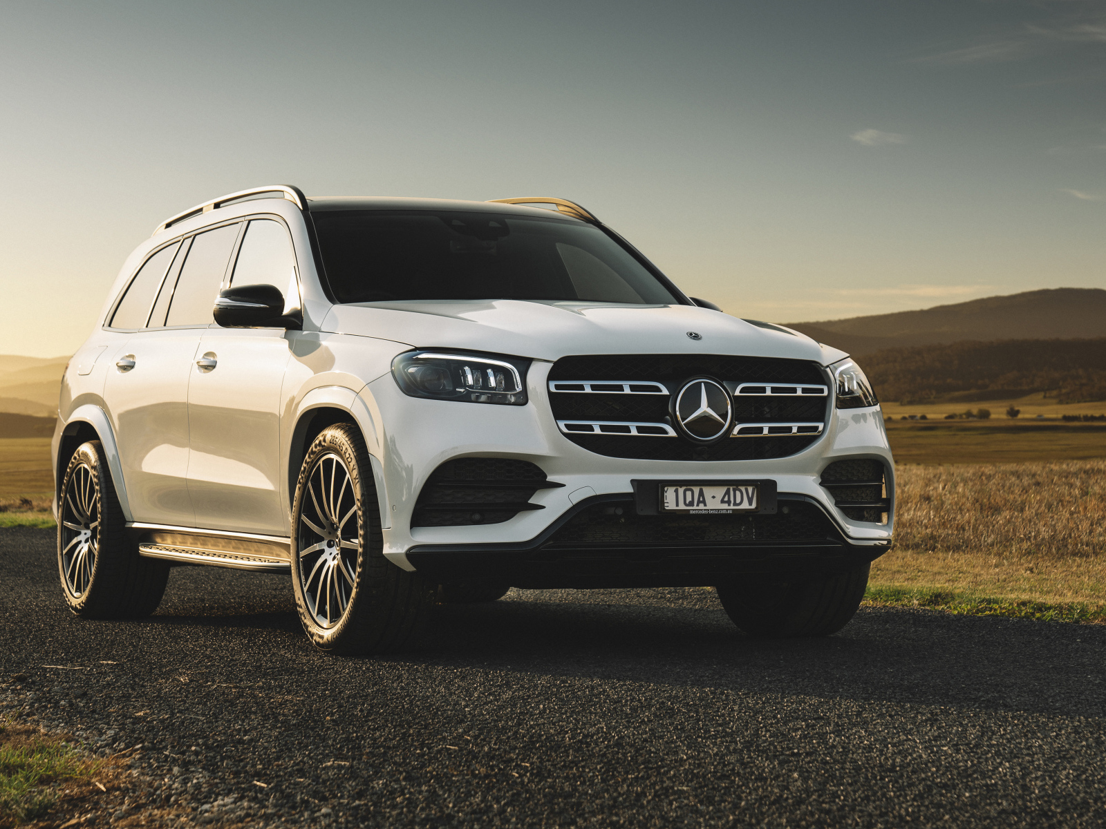 Белый стильный внедорожник Mercedes-Benz GLS 400 D 4MATIC AMG Line 2020 года