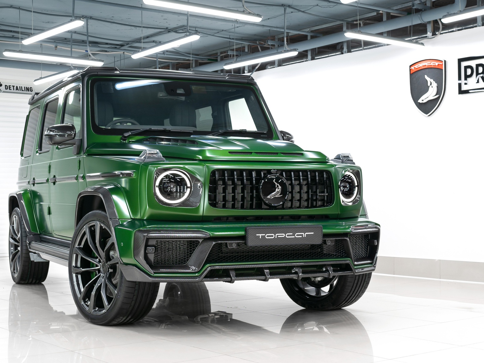 Зеленый внедорожник Mercedes-Benz G-Klasse Green Inferno 2020 года в гараже