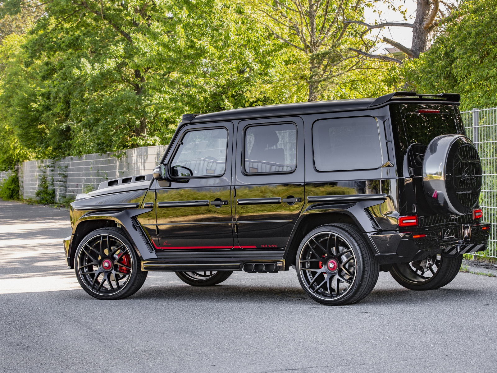 Черный джип Mercedes-Benz G-Class  на улице