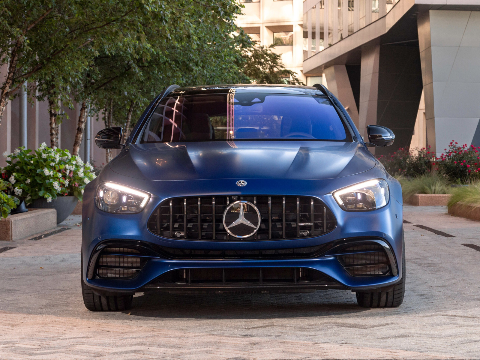 Синий автомобиль  Mercedes-AMG E 63 S 4MATIC+, 2021 года вид спереди