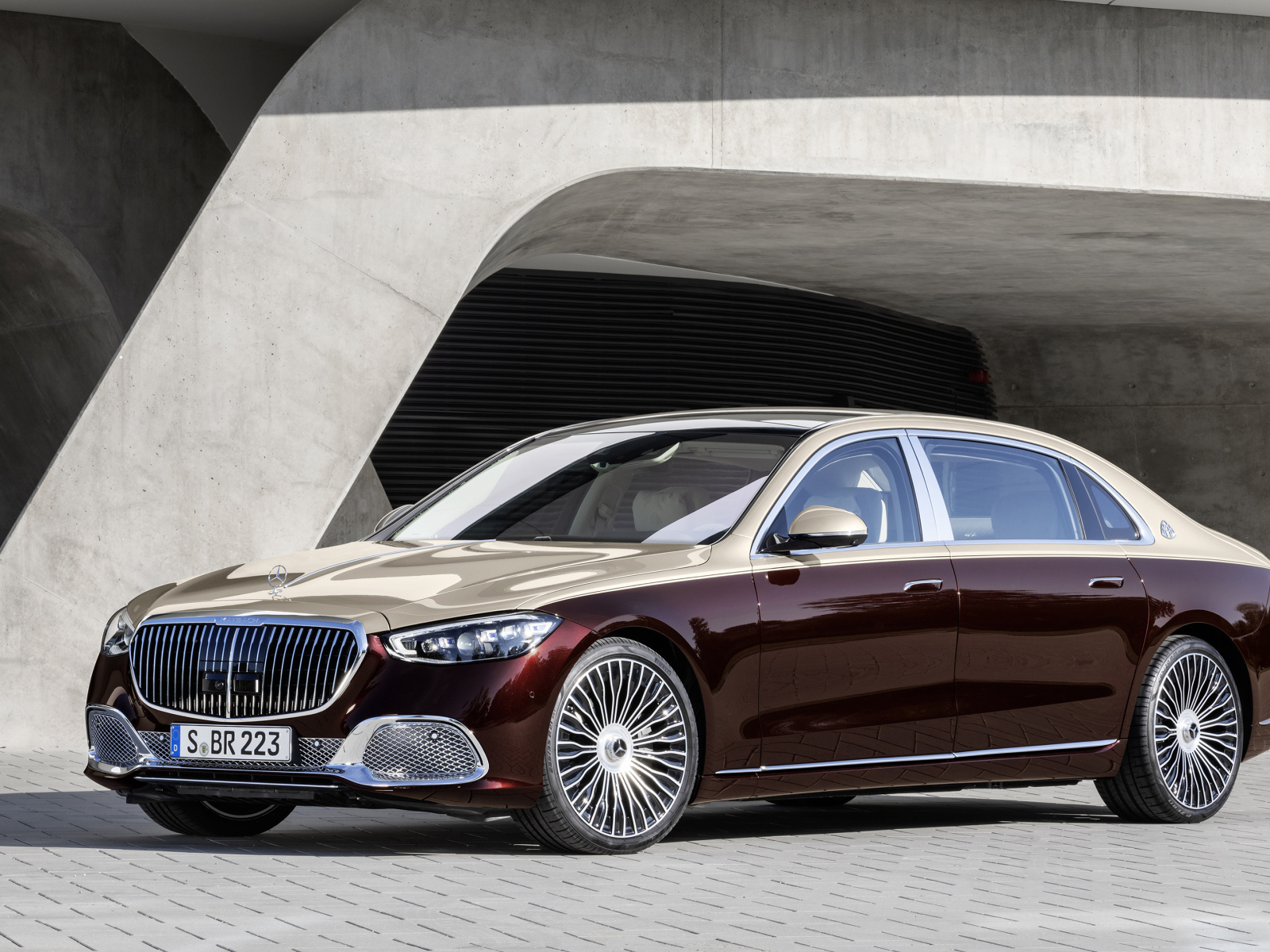 Бордовый автомобиль Mercedes-Maybach S 580,  2021 года