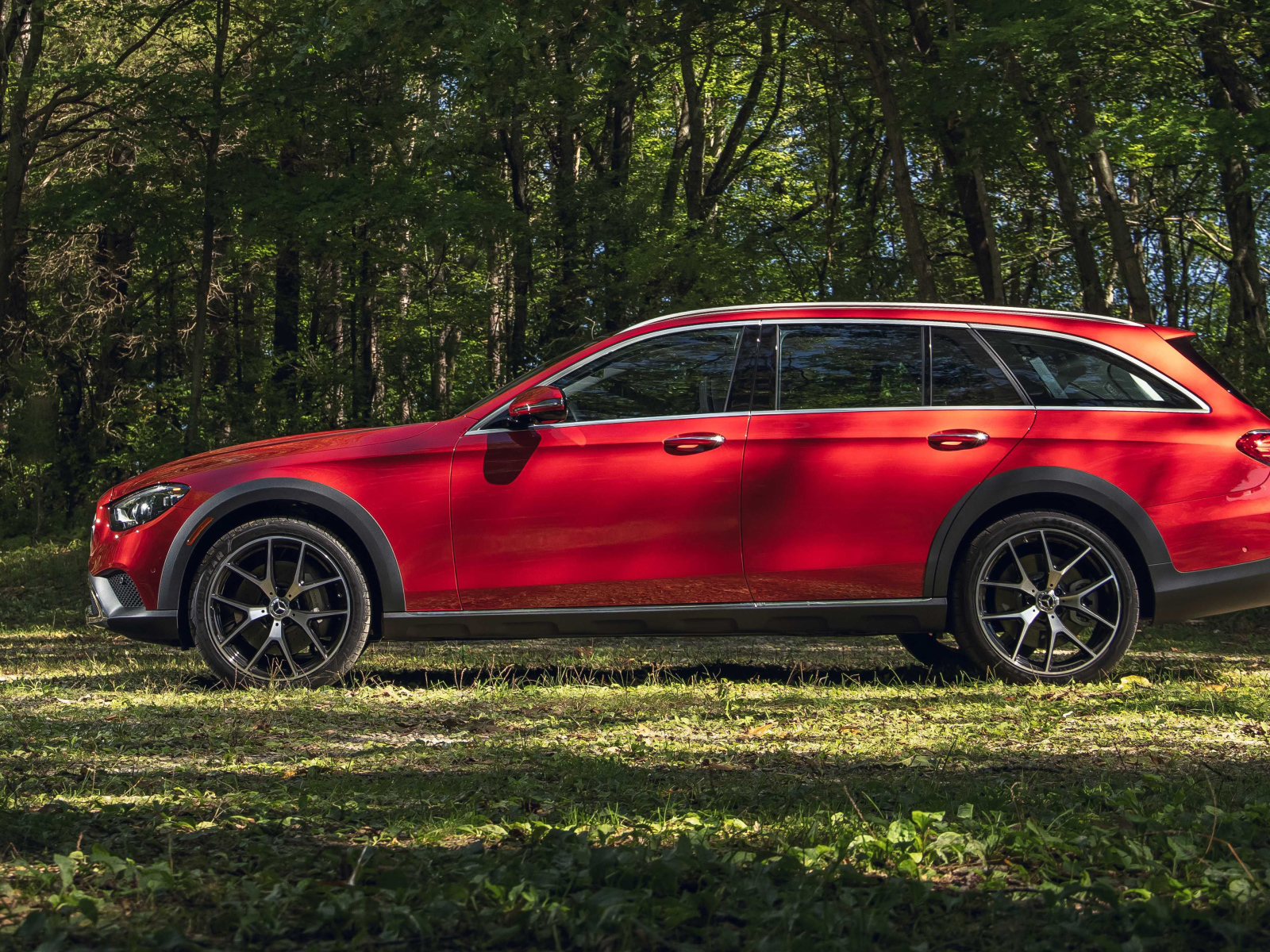 Автомобиль Mercedes-Benz E 450 4MATIC All-Terrain, 2021 года вид сбоку