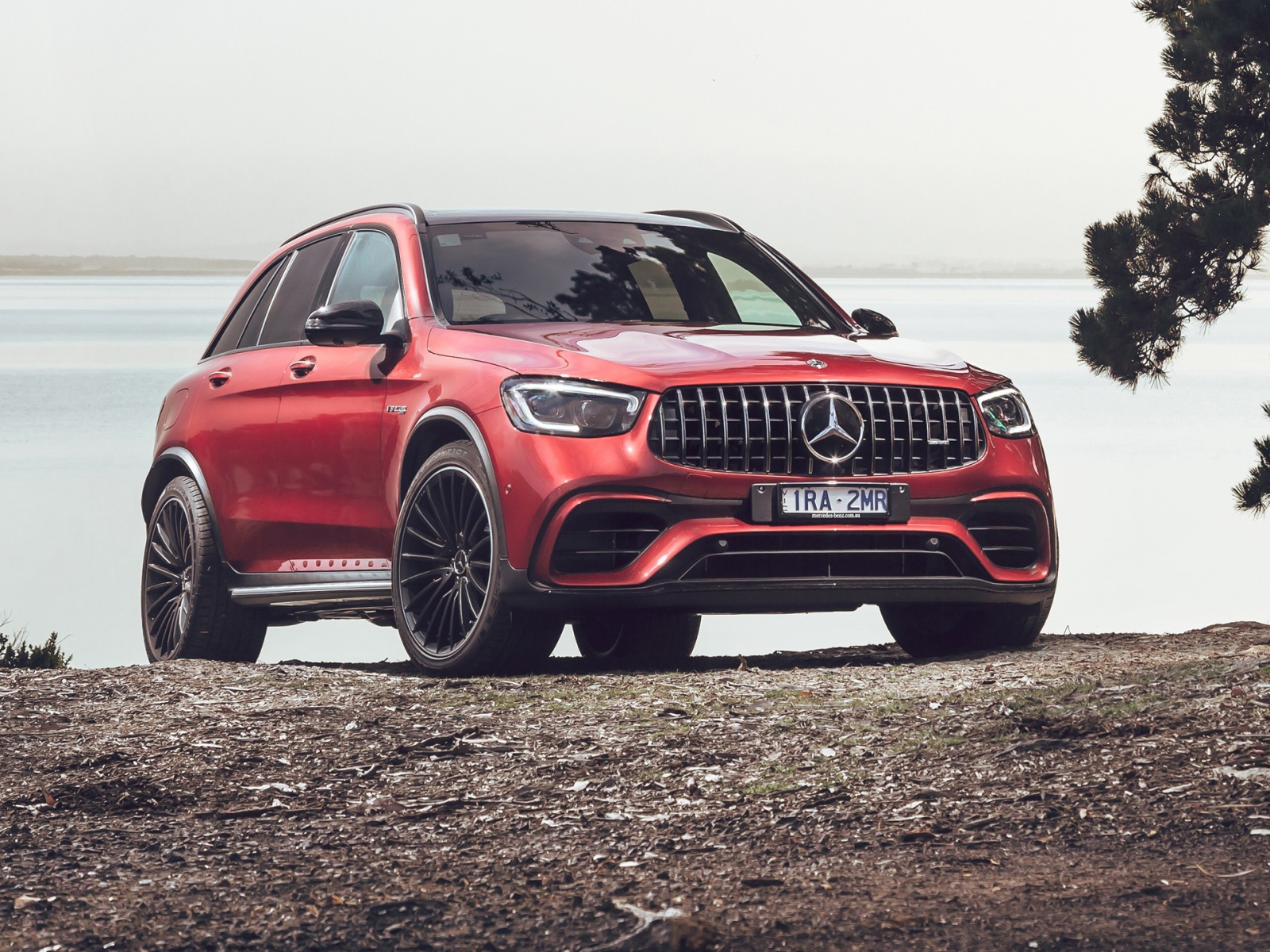 Красный автомобиль Mercedes-AMG GLC 63 S 4MATIC 2020 года у воды