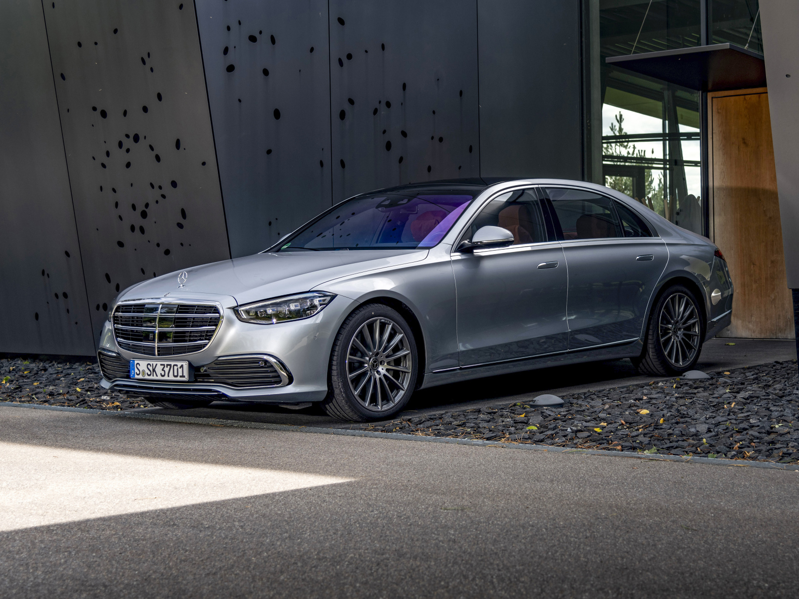 Стильный Mercedes-Benz S 400 D 4MATIC 2020 года у гаража