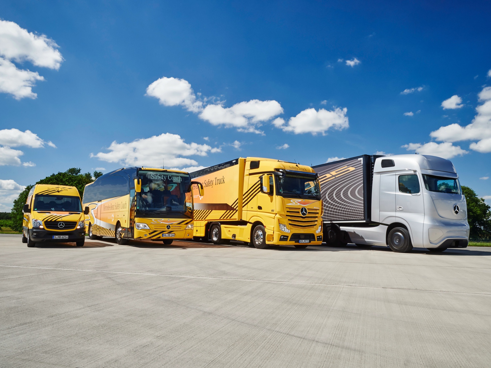 Модельный ряд автомобилей марки Mercedes-Benz на фоне голубого неба 