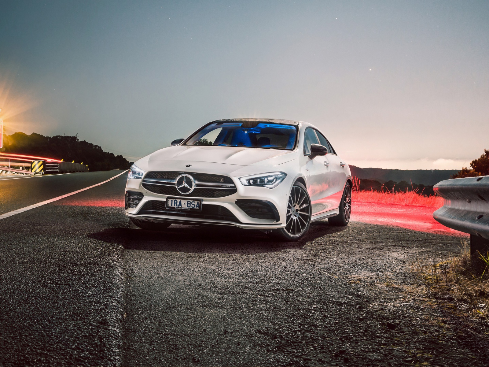 Белый автомобиль Mercedes-AMG CLA 35 4MATIC 2020 года на трассе ночью 