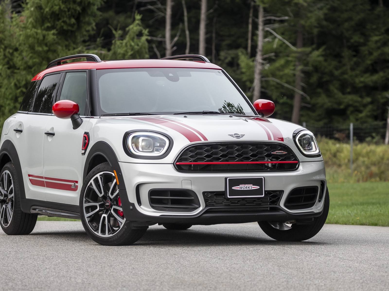 Автомобиль  MINI John Cooper, 2021 года на дороге