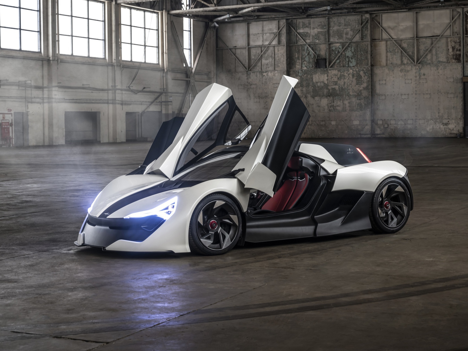 Автомобиль APEX AP-0 Concept 2020 года с открытыми дверями