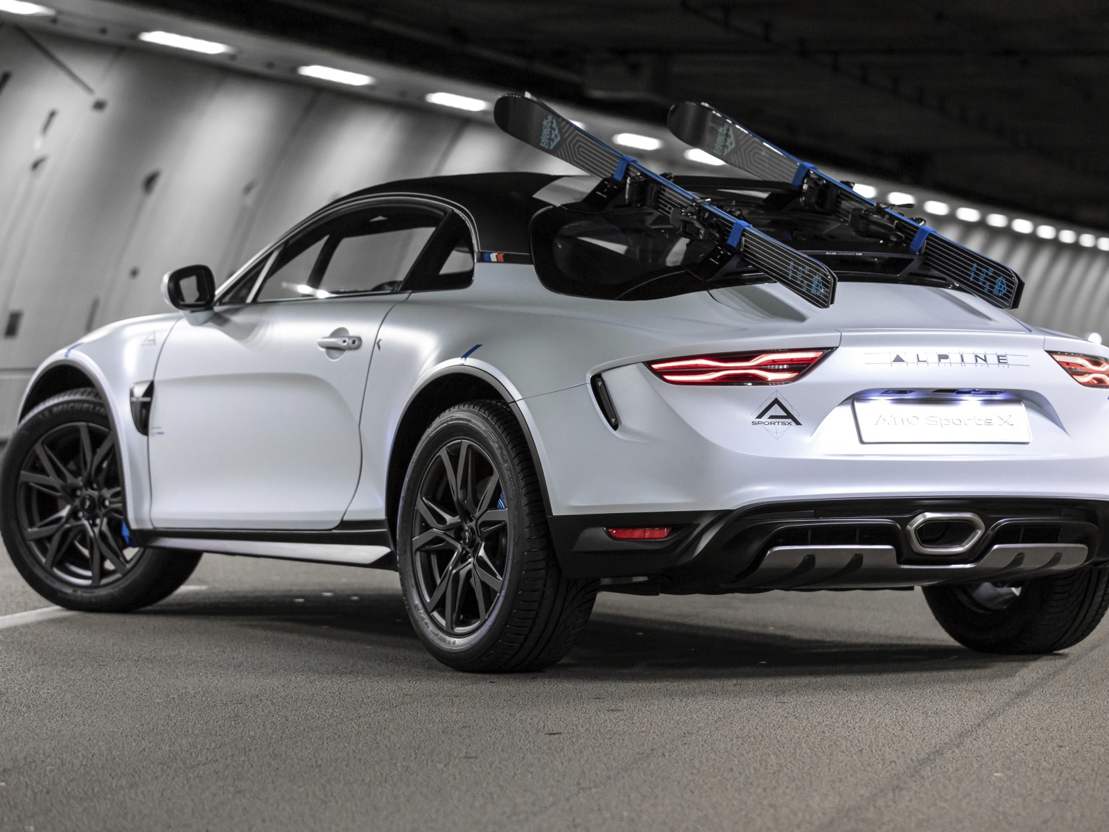 Автомобиль Alpine A110 SportsX 2020 года вид сзади