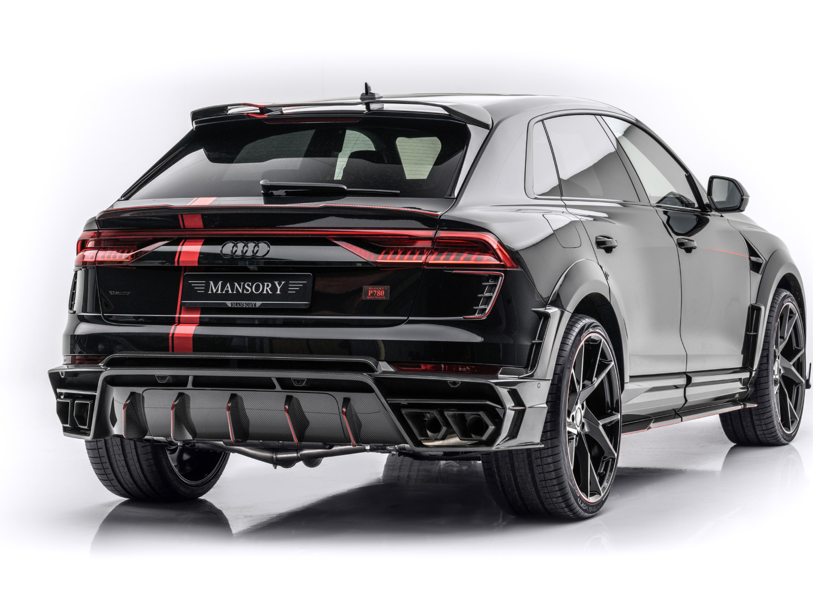 Черный кроссовер  Mansory Audi RS Q8 2020 года вид сзади на белом фоне