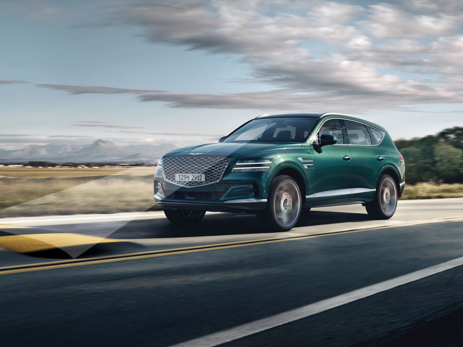 Внедорожник Genesis GV80 2020 года на трассе 