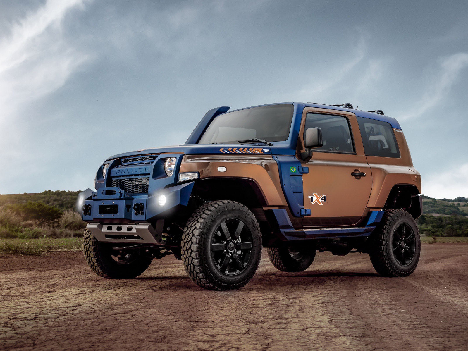 Джип Troller TX4 2020 года под голубым небом 