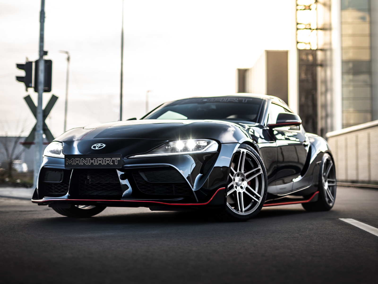 Черный автомобиль Manhart Supra GR 450 2020  года в городе 