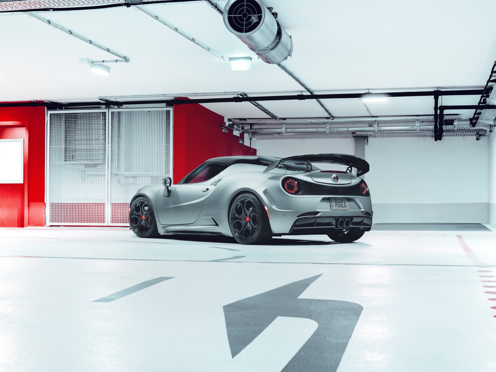 Автомобиль Pogea Racing Nemesis 2020 года а гараже