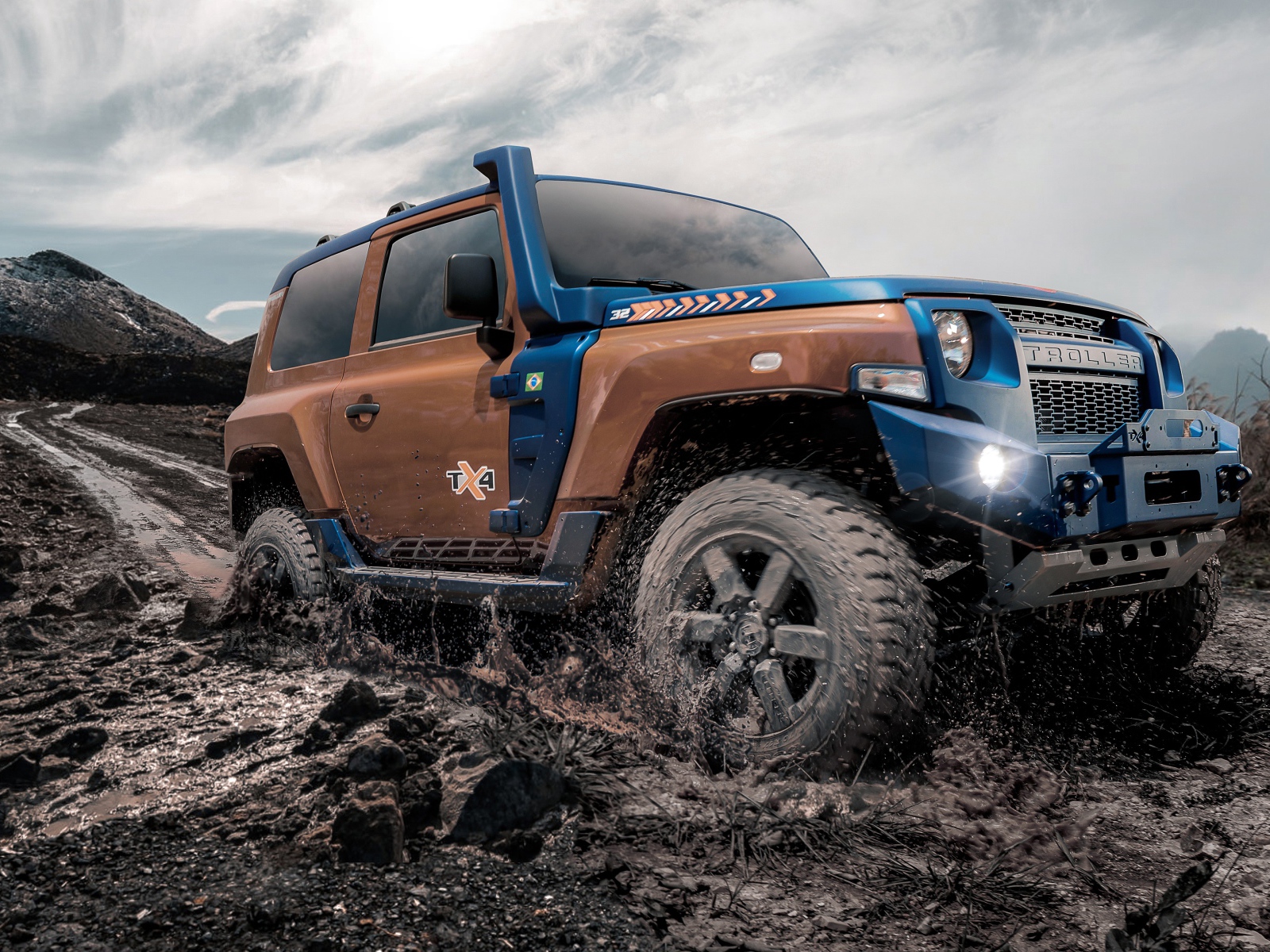 Внедорожник Troller TX4 2020 года едет по грязи