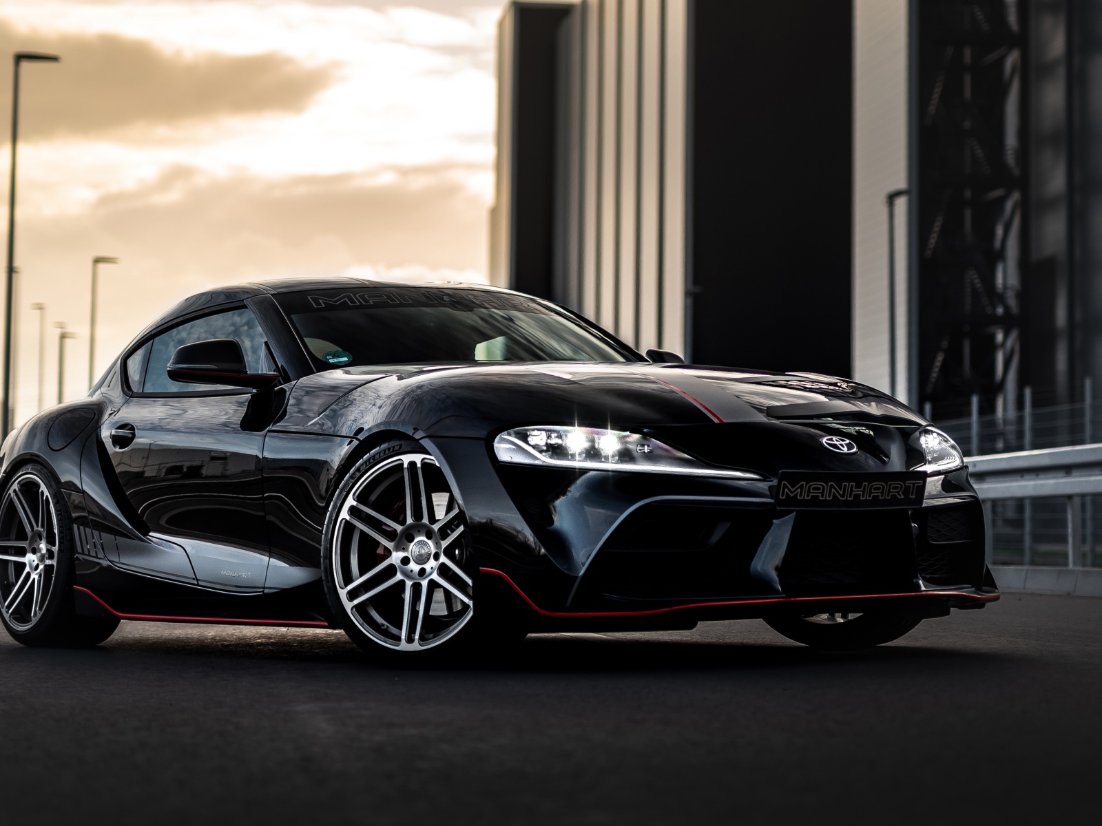 Черный автомобиль Manhart Supra GR 450 2020 года 