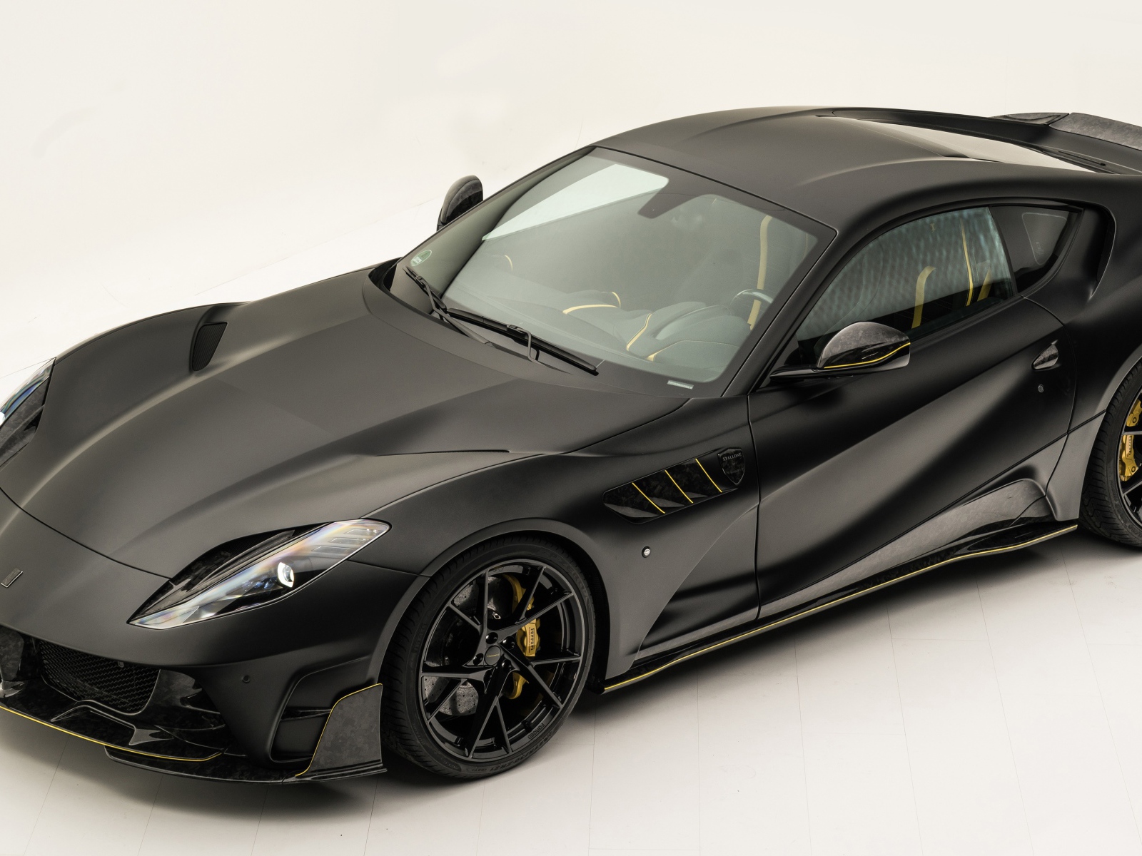 Черный автомобиль Mansory Stallone на белом фоне