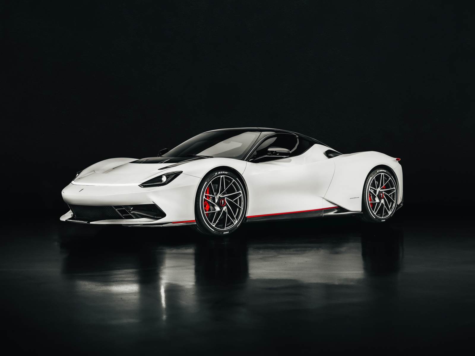 Белый спортивный автомобиль Pininfarina Battista 2020 года на черном фоне