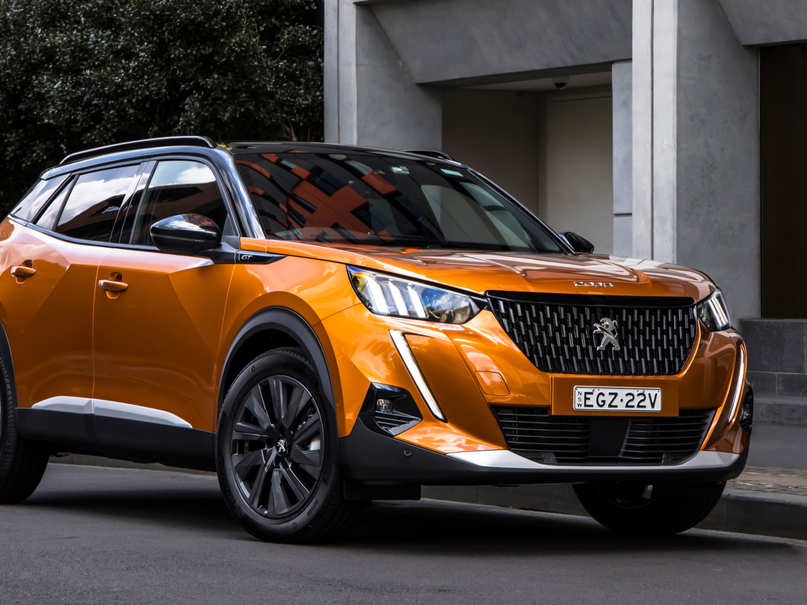 Оранжевый внедорожник Peugeot 2008 GT 2020 года у дома 