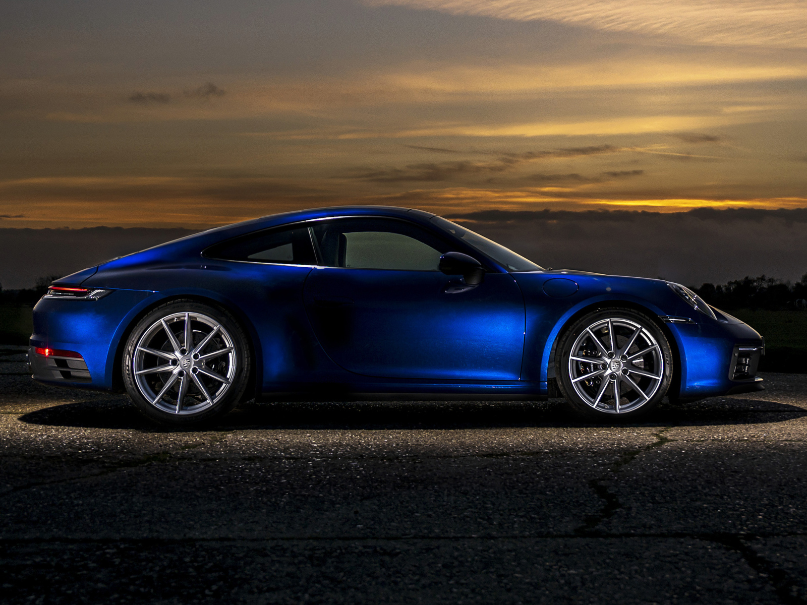 Синий автомобиль Porsche 911 Carrera S MT 2020 года вид сбоку