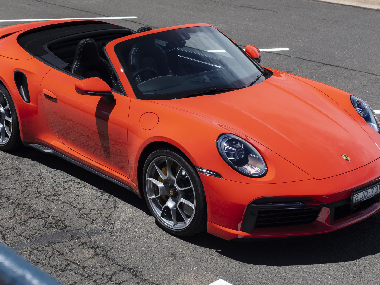 Автомобиль Porsche 911 Turbo S Cabriolet 2020 года