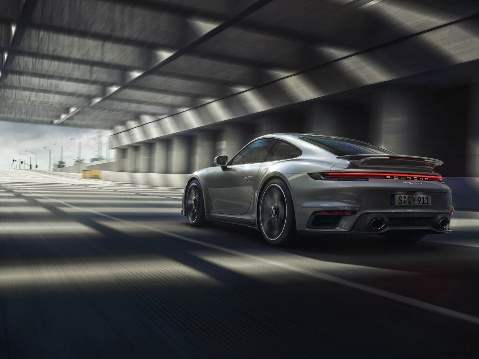 Автомобиль Porsche 911 Turbo S 2020 года в тоннеле