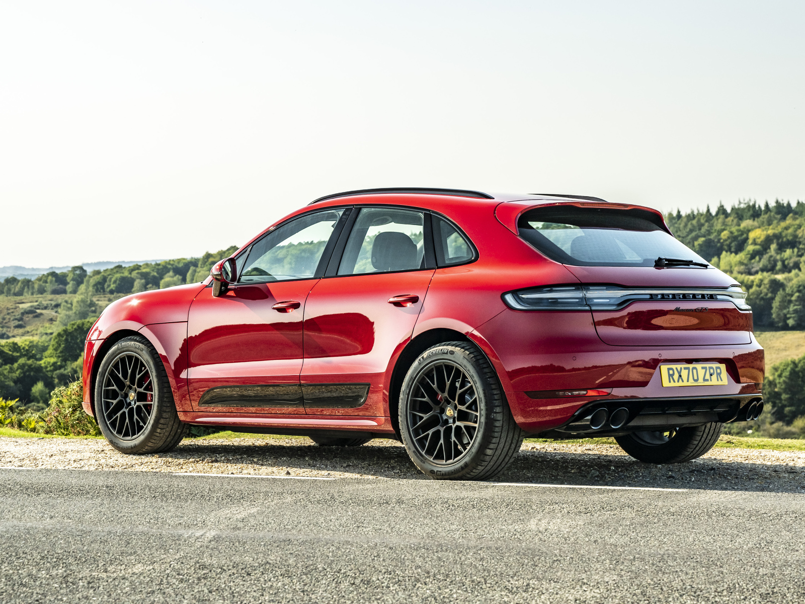 Красный кроссовер Porsche Macan GTS 2020 года вид сзади