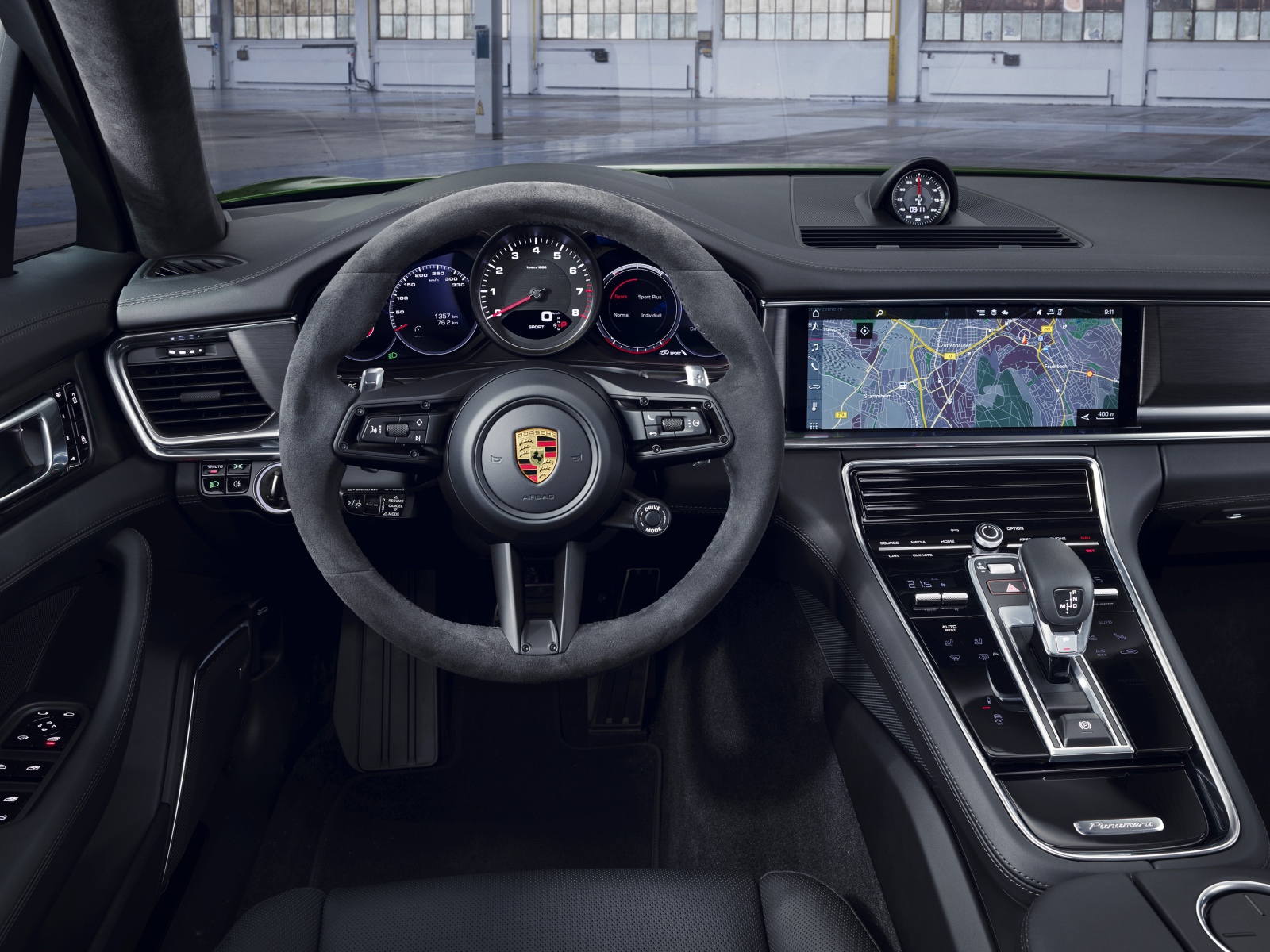 Салон автомобиля Porsche Panamera 4S 2020 года 