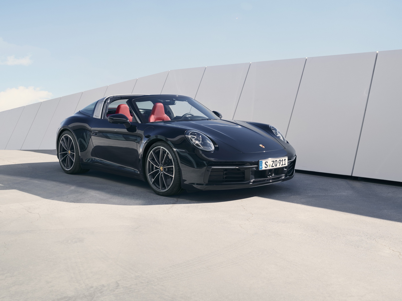 Черный Porsche 911 Targa 4S 2020 года в лучах солнца
