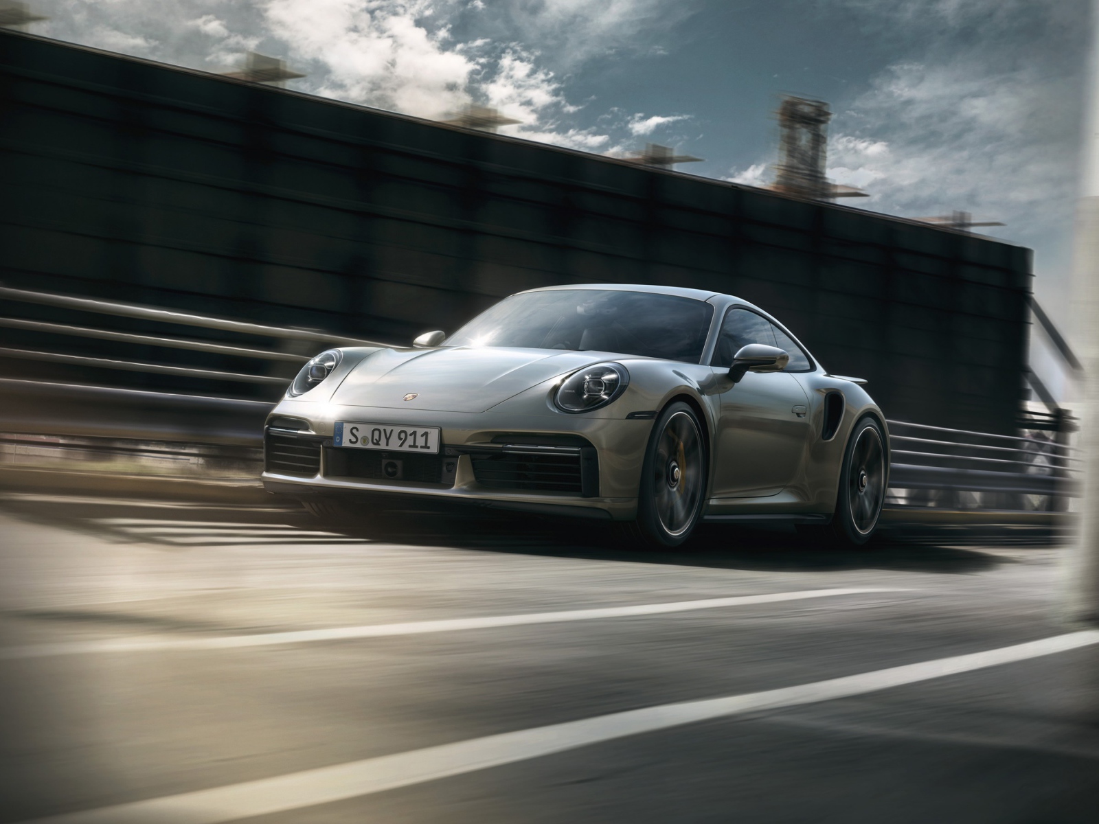 Быстрый компактный автомобиль Porsche 911 Turbo S 2020 года на трассе