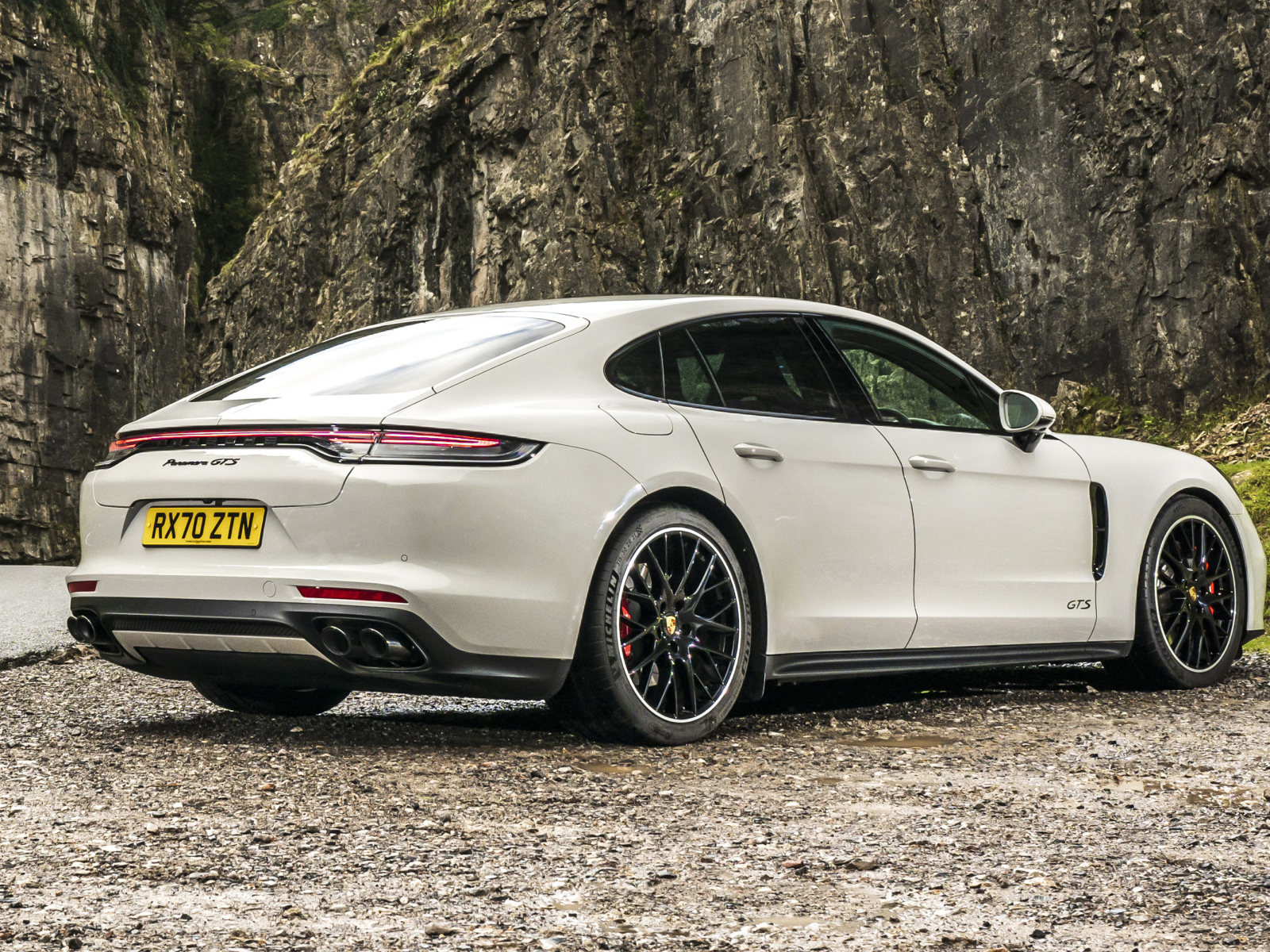 Белый Porsche Panamera GTS 2020 года вид сзади