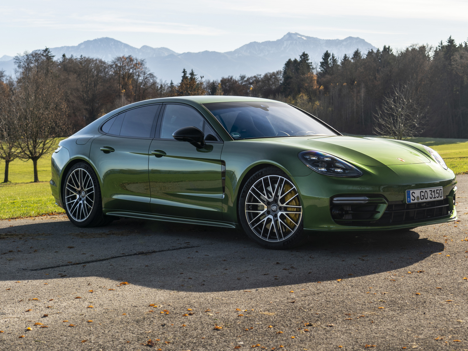 Зеленый автомобиль Porsche Panamera 4S 2021 года