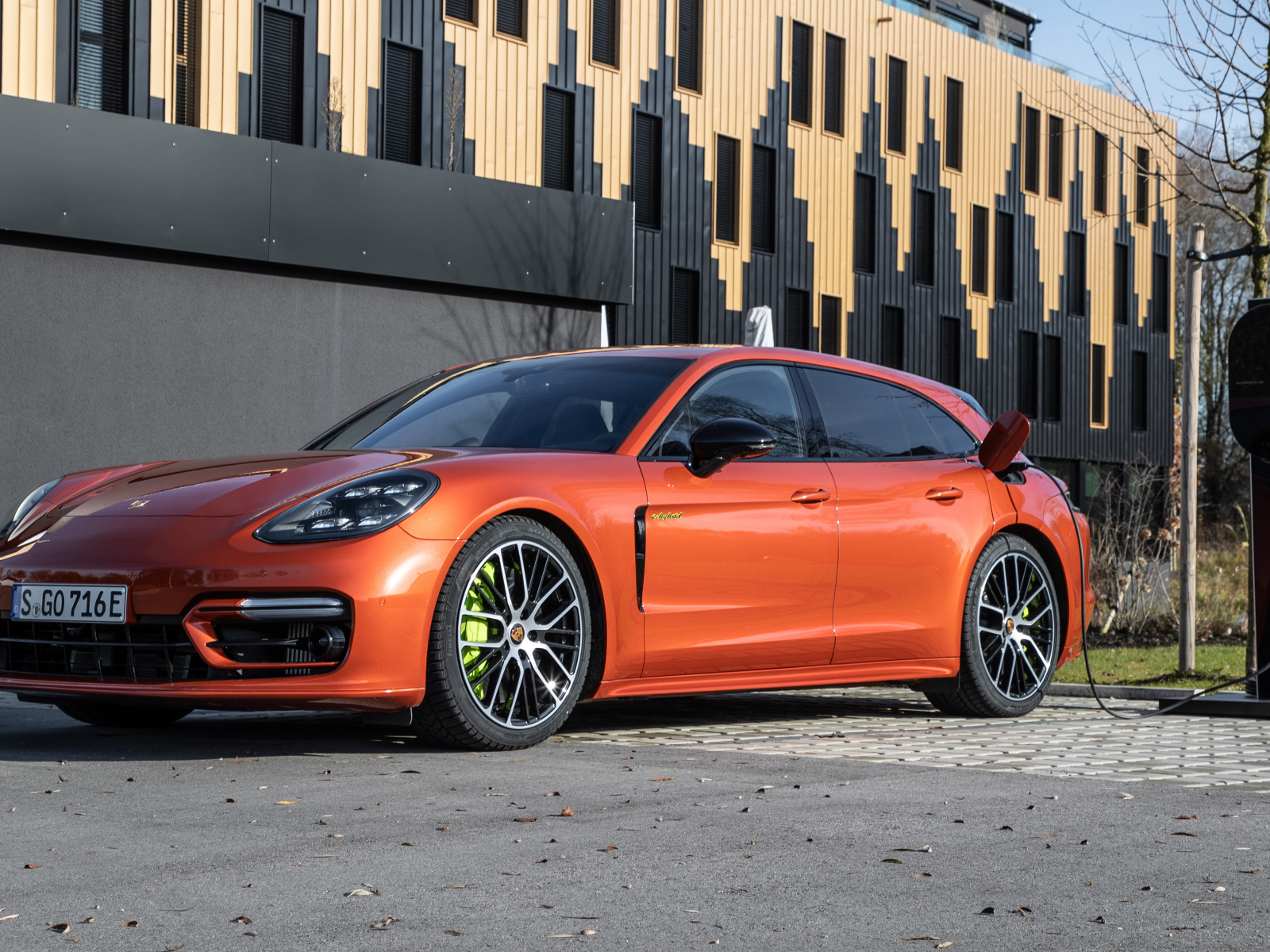 Автомобиль Porsche Panamera 4 E-Hybrid  2021 года на заправке