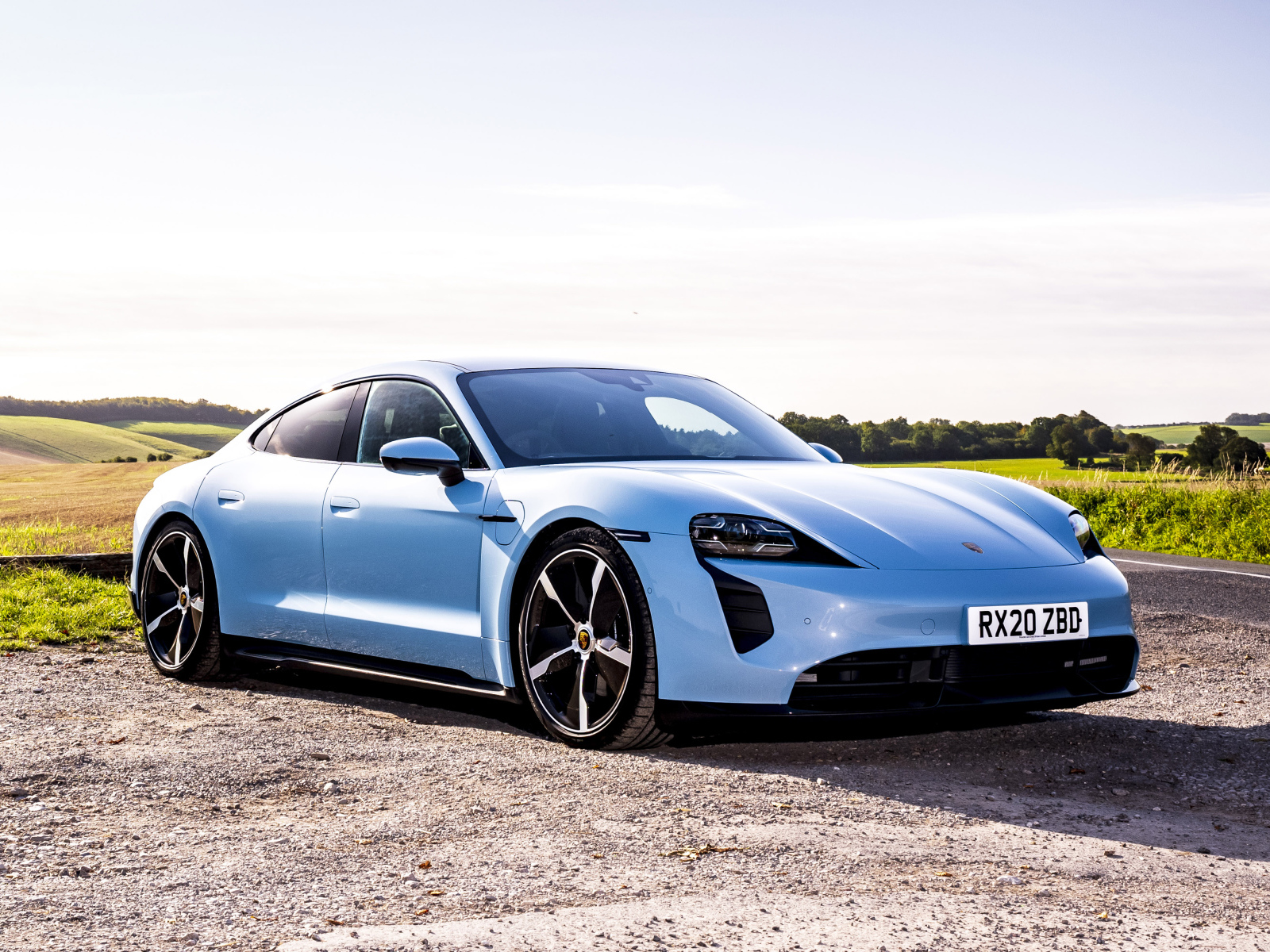 Голубой автомобиль Porsche Taycan 4S 2021 года