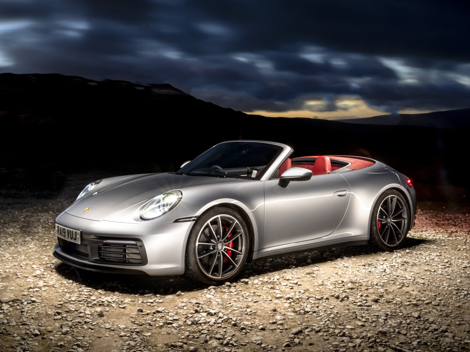 Автомобиль Porsche 911 Carrera 4S Cabriolet вечером