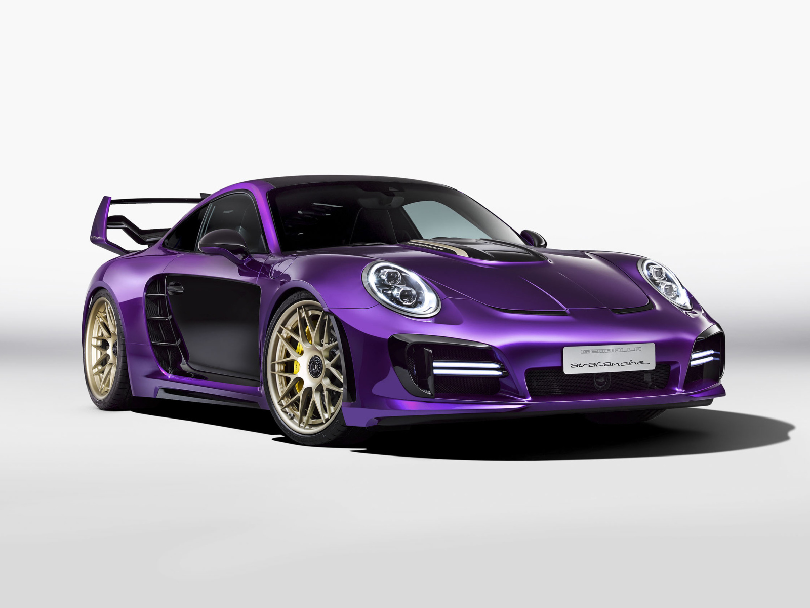 Фиолетовый автомобиль Porsche Gemballa Avalanche на сером фоне