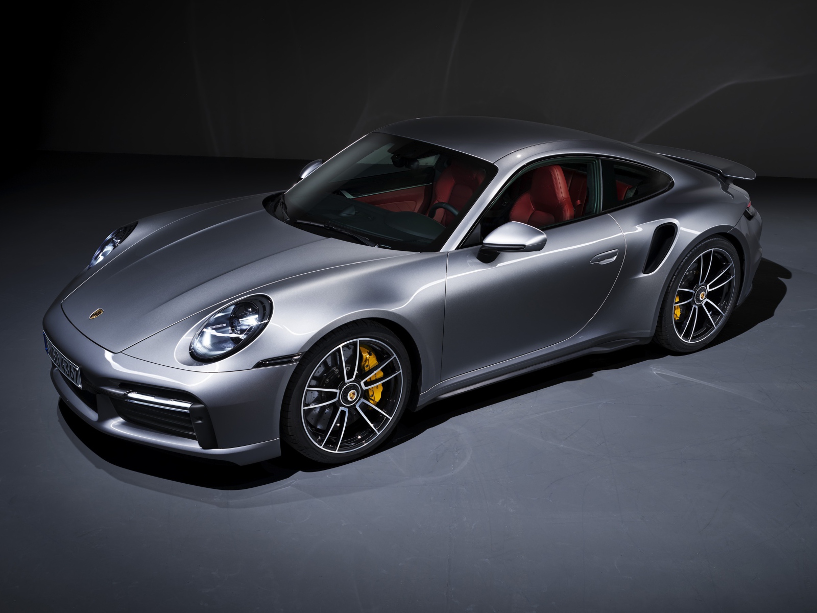 Серебристый автомобиль Porsche 911 Turbo S 2020 года вид сверху 