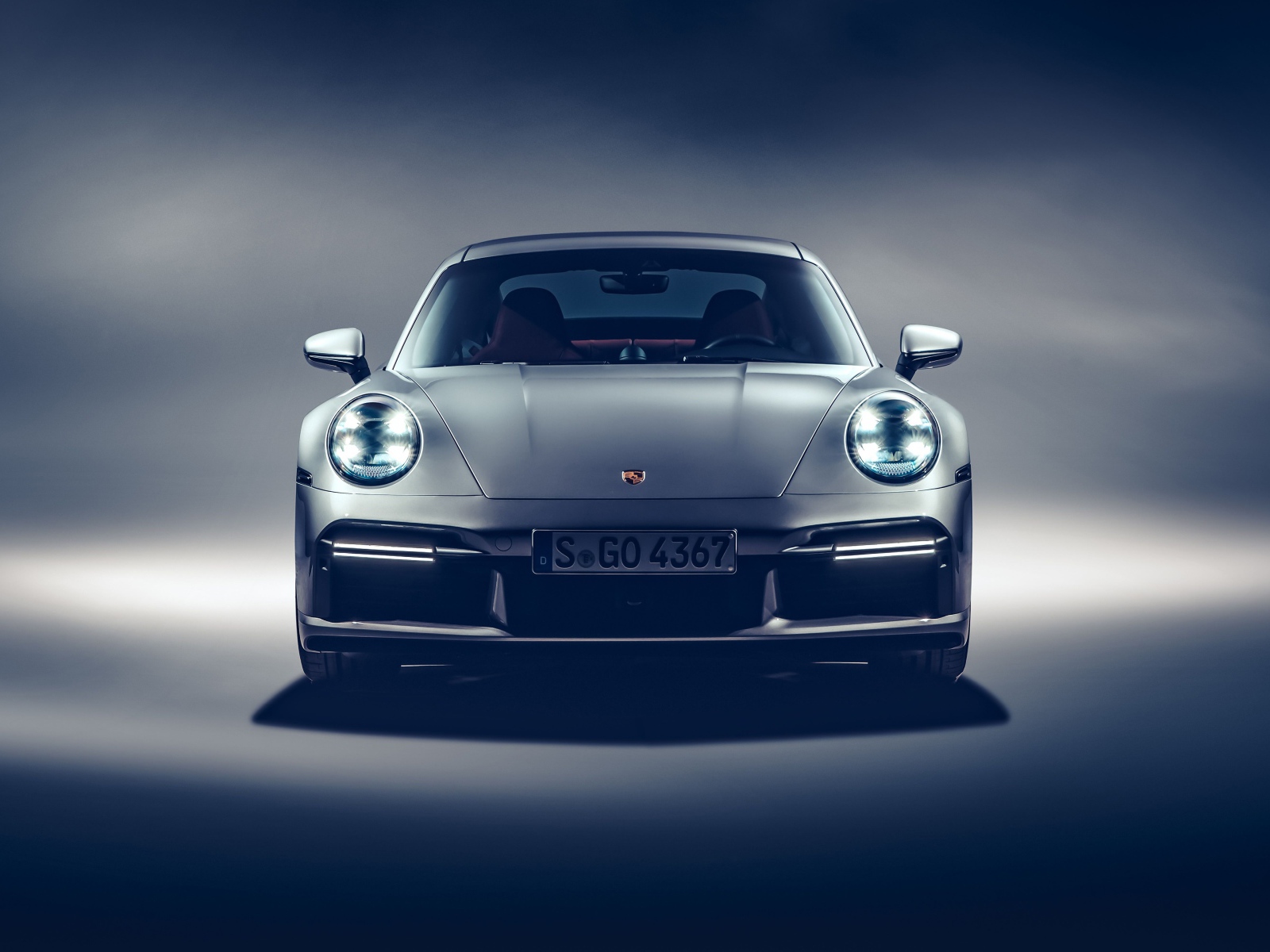Серебристый Porsche 911 Turbo S 2020 года вид спереди