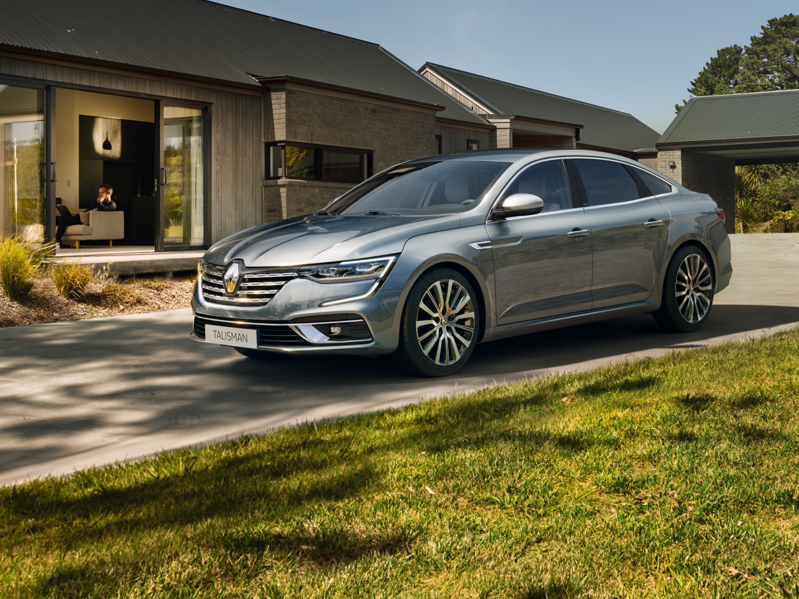 Стильный автомобиль Renault Talisman 2020 года у дома