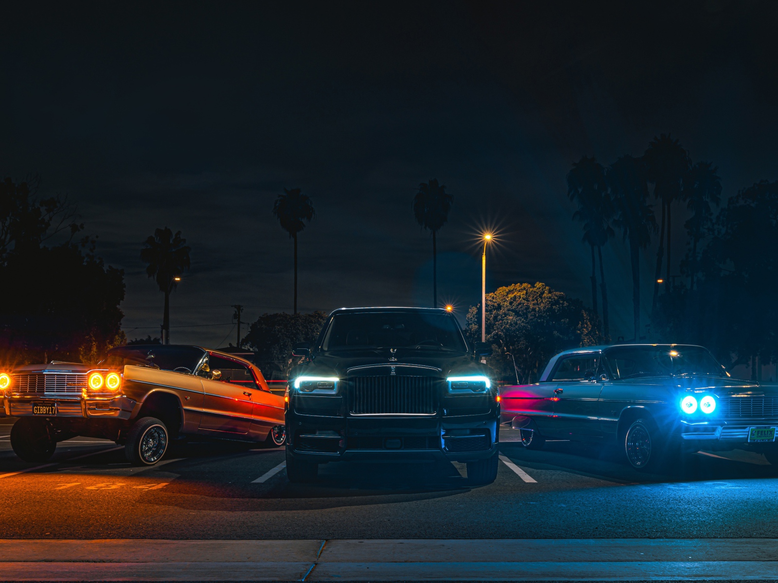 Автомобили Rolls-Royce Cullinan, 2020 года с включенным фарами