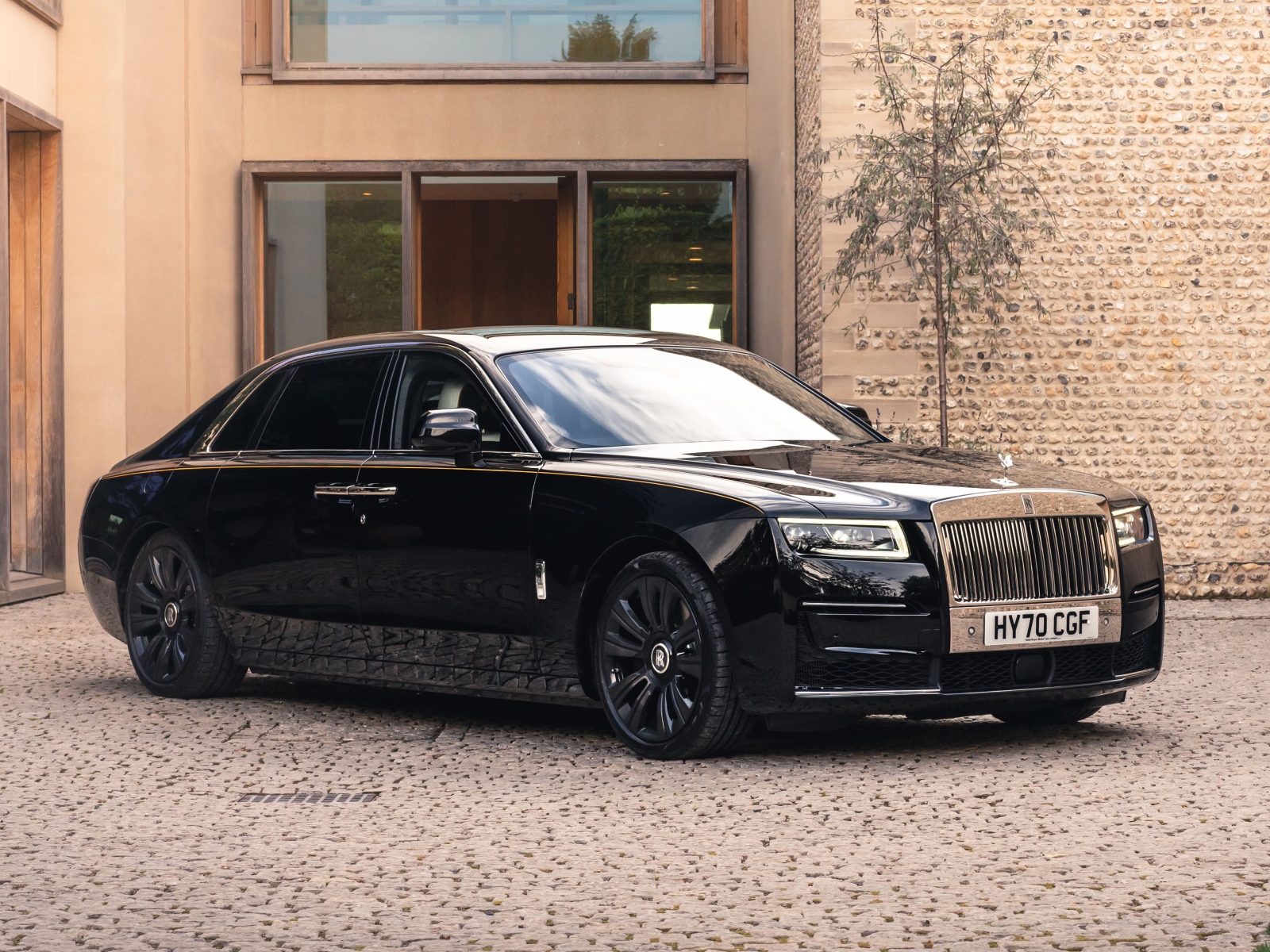 Черный деловой автомобиль Rolls-Royce Ghost EWB 2020 года у дома 