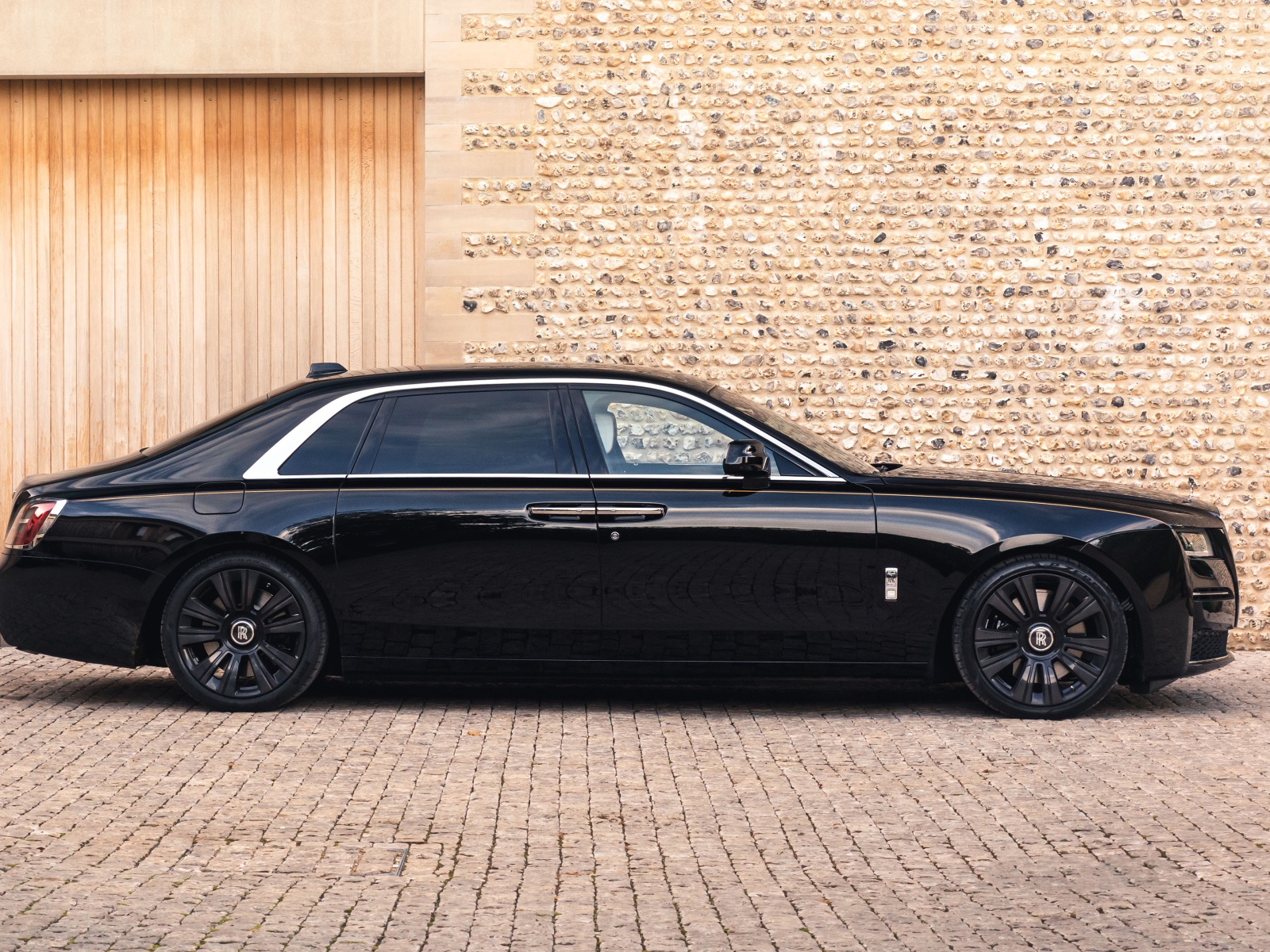 Черный автомобиль Rolls-Royce Ghost EWB 2020 года у стены