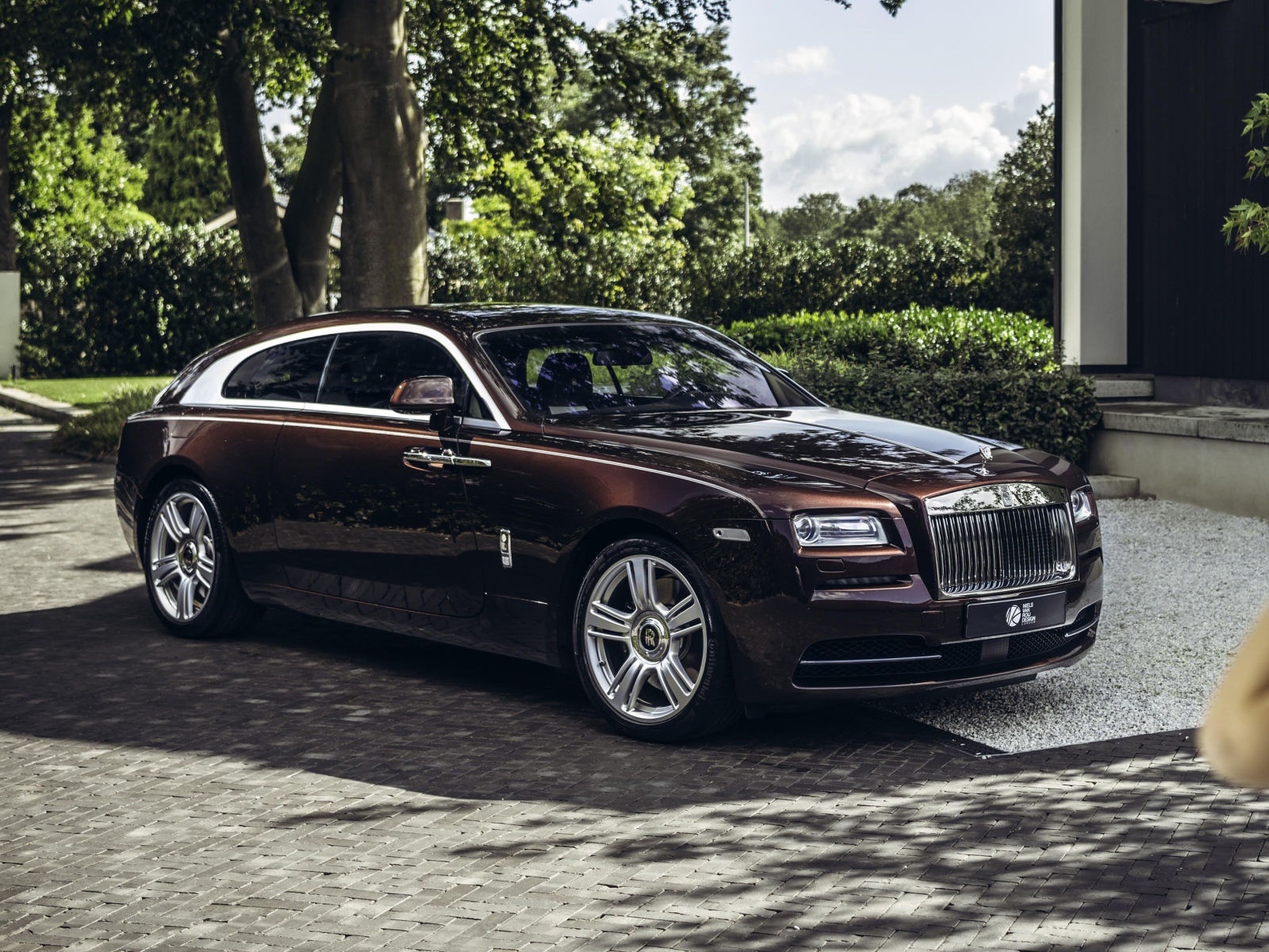 Коричневый автомобиль  Rolls-Royce Wraith Shooting Brake 2020 года в парке