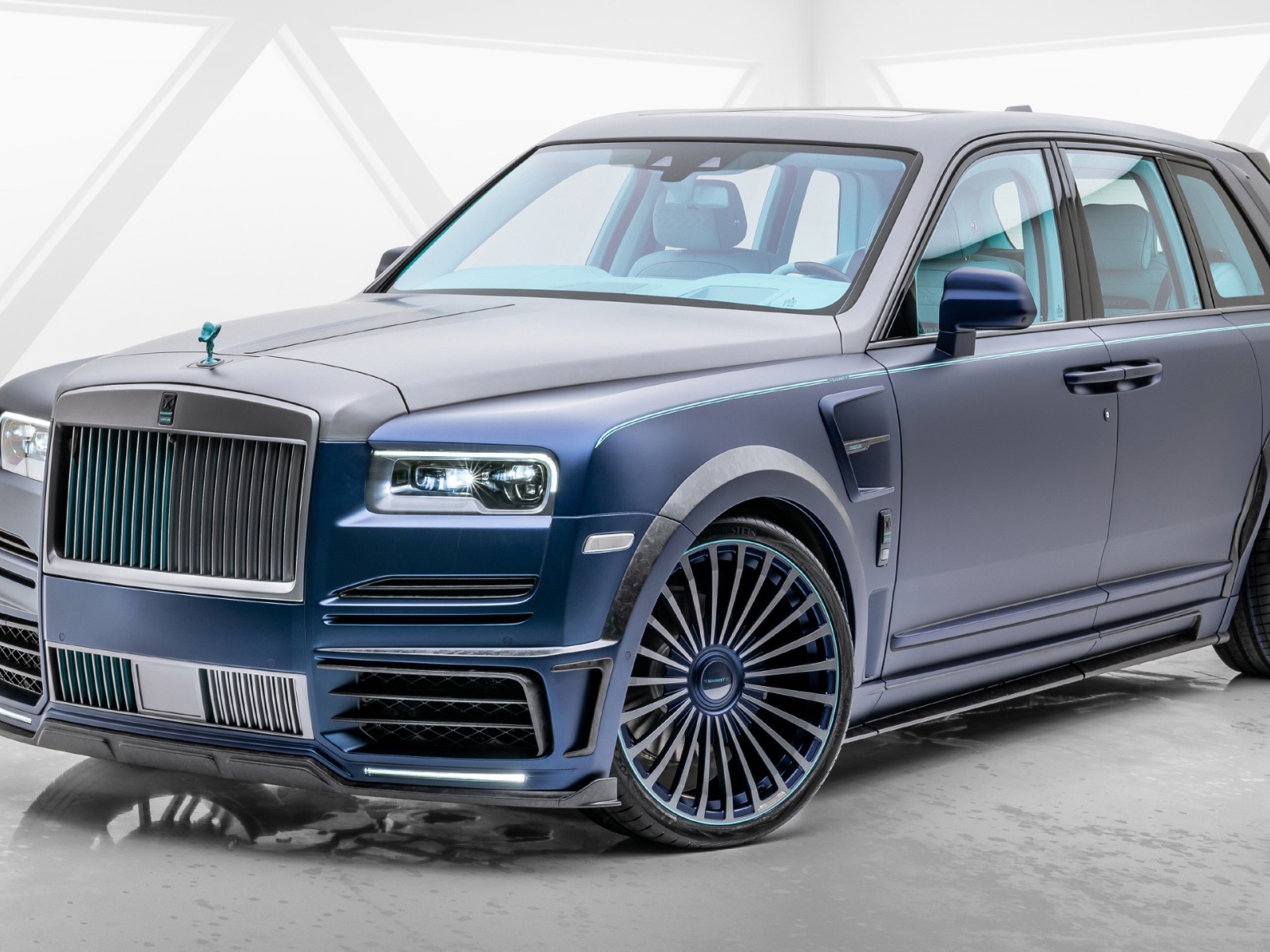 Дорогой внедорожник Mansory Rolls-Royce Cullinan Coastline 2020 года