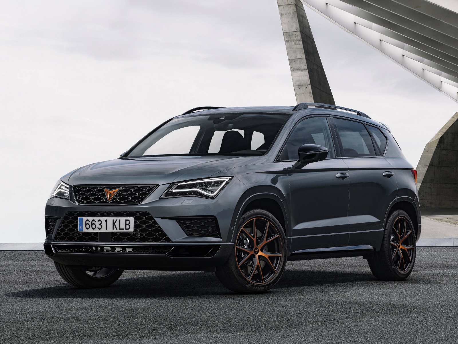 Автомобиль Seat Cupra Ateca у здания