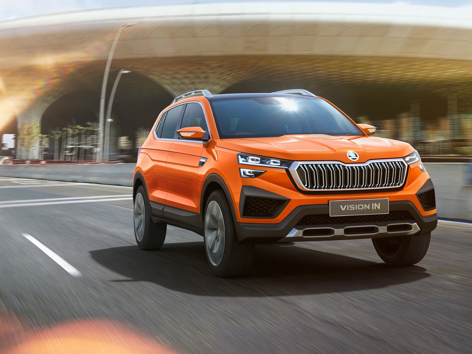 Оранжевый внедорожник Skoda Vision IN 2020 года на дороге
