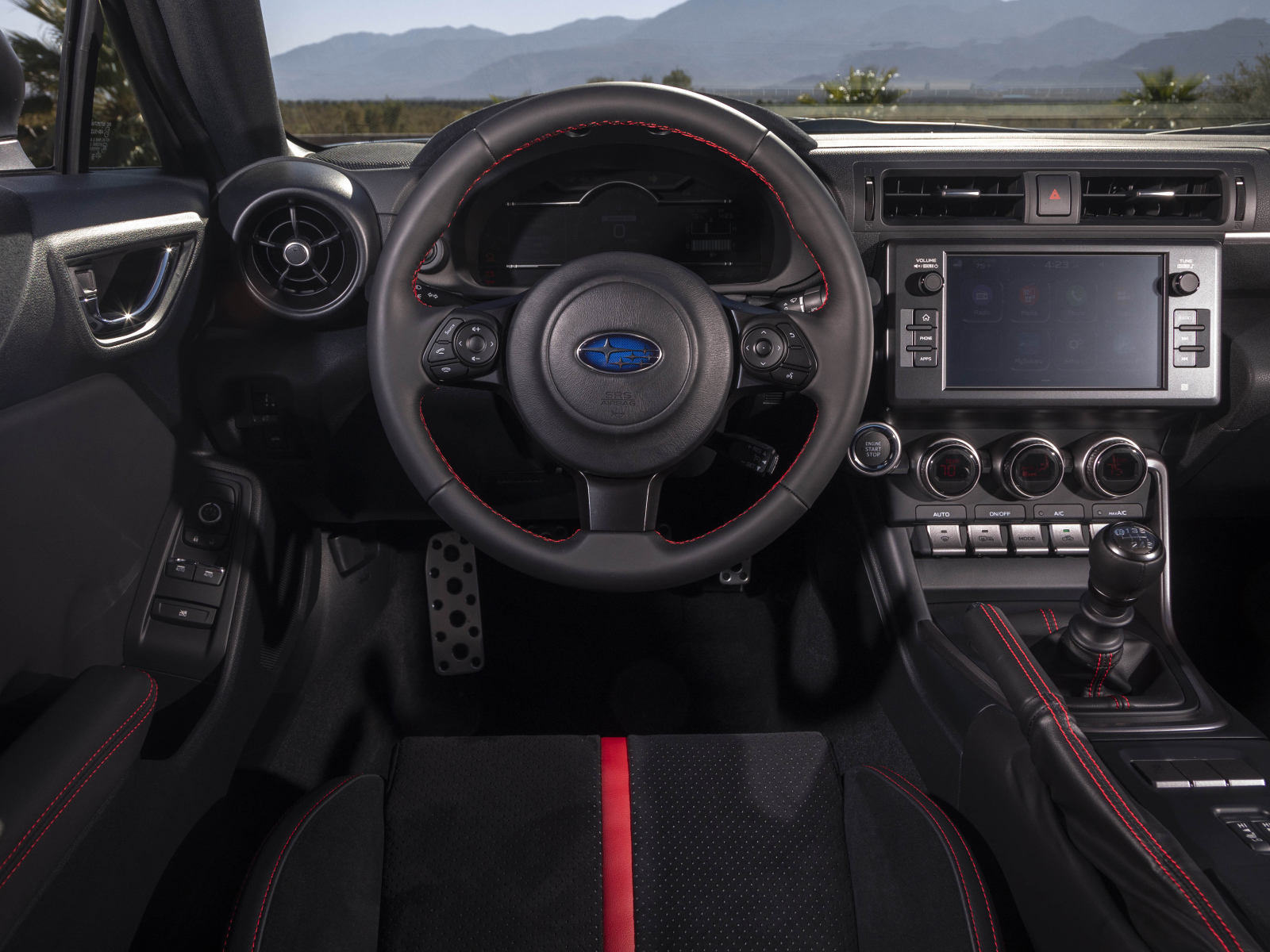 Салон автомобиля subaru brz 2022 года